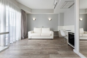 Deluxe Family Room | Minibar, pengeskab på værelset, skrivebord, mørklægningsgardiner