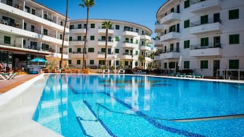 2 piscine all'aperto, ombrelloni da piscina, lettini