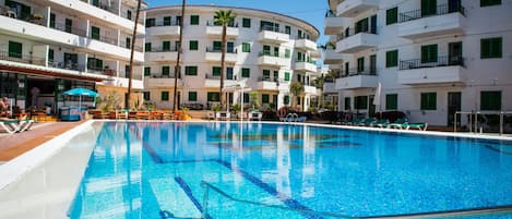 2 piscines a l'aire lliure, para-sols i gandules