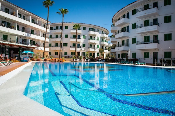 2 albercas al aire libre, sombrillas en la alberca y camastros