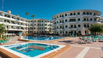 2 piscinas al aire libre, sombrillas, tumbonas