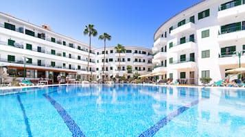 Departamento estándar, 1 habitación, balcón | Área de sala de estar | Televisión LED de 40 pulgadas con canales vía satélite y televisión