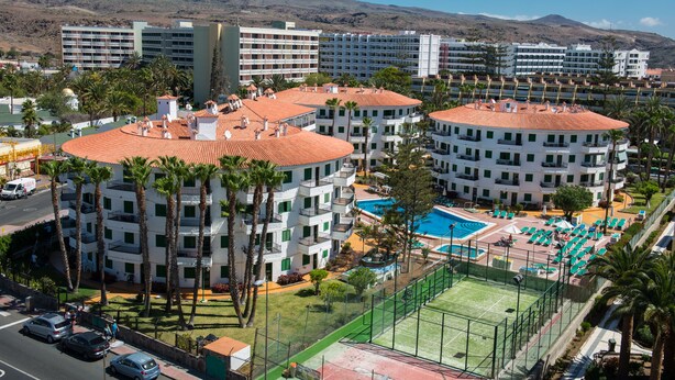 A hotel complex with multiple buildings, a swimming pool, and a tennis court. - Apartamentos Las Faluas (San Bartolomé de Tirajana)