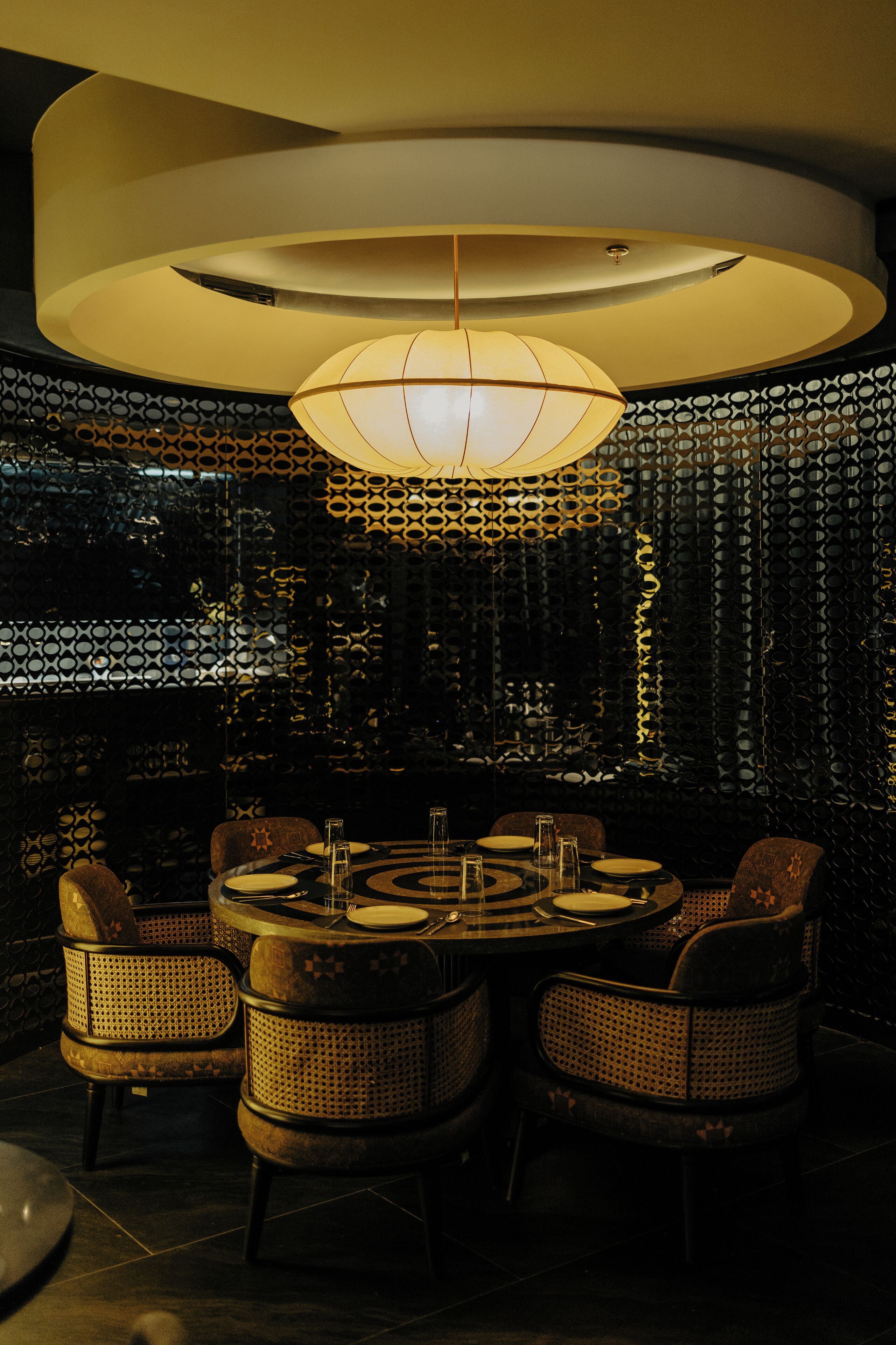 serves lunch, dinner and brunch