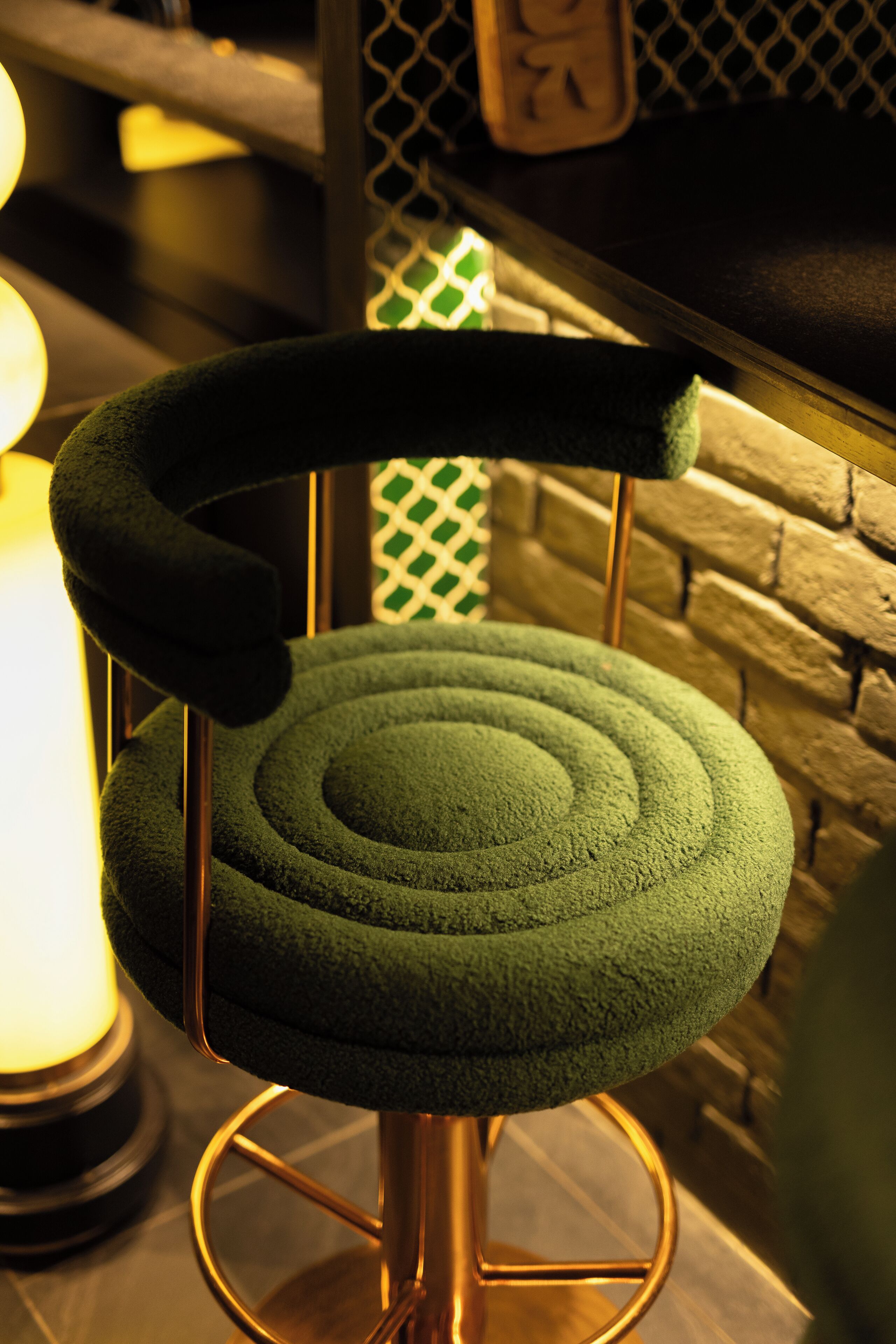 serves lunch, dinner and brunch