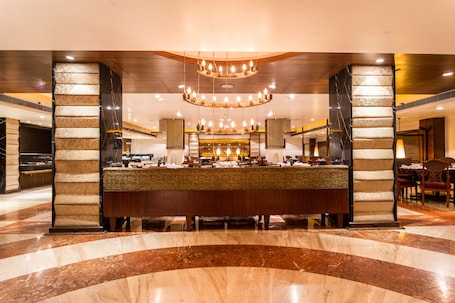 Se sirven desayunos, almuerzos y cenas; cocina internacional