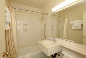 Standard Room, 1 King Bed | Bathroom