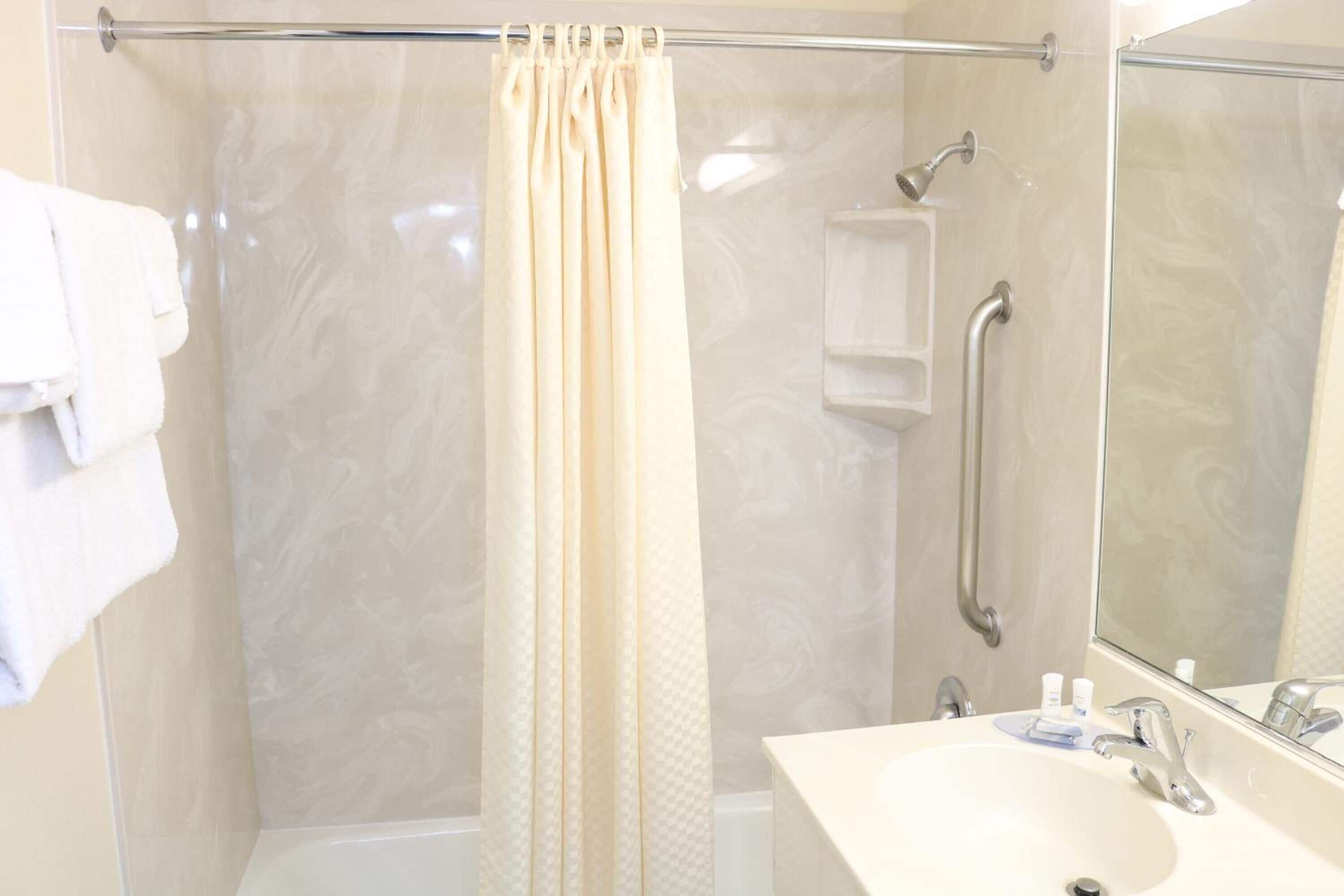 Combined shower/bathtub, free toiletries, hair dryer, towels