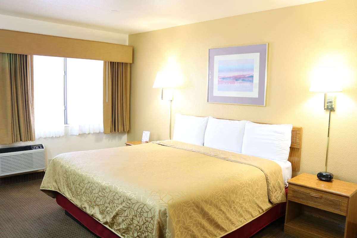 Standard Room, 1 King Bed | Blackout drapes, WiFi (free), bed sheets