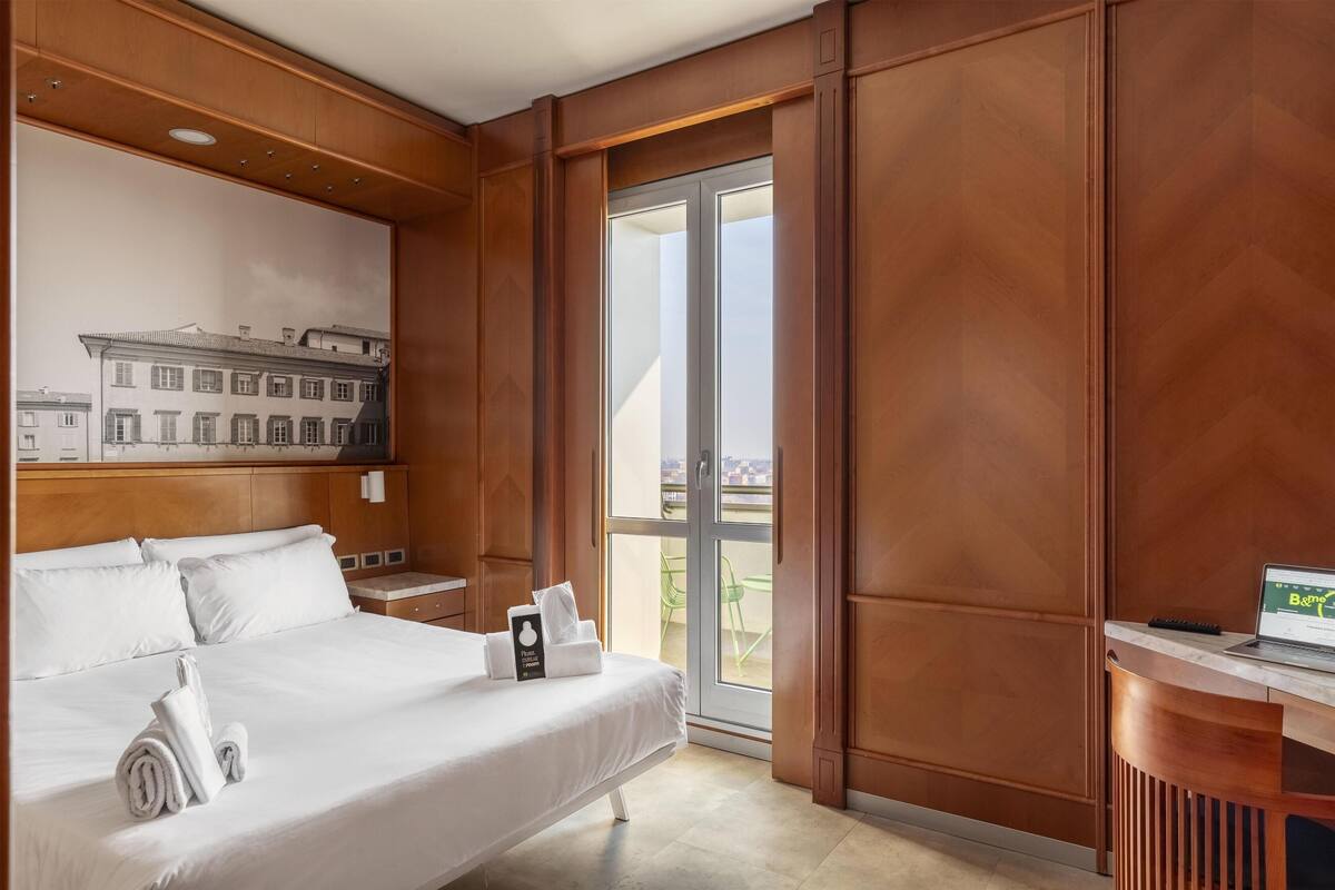 객실 내 금고, 책상, 암막 커튼, 방음 설비