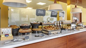 Un comptoir de boulangerie où sont exposés divers produits de boulangerie, avec des étiquettes indiquant les différents types de viennoiseries.