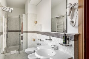 Habitació amb dos llits individuals estàndard, no fumadors | Bany | Articles de tocador gratuïts, assecador de cabells, bidet i tovalloles 