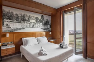 Cofres nos quartos, escrivaninha, cortinas blackout