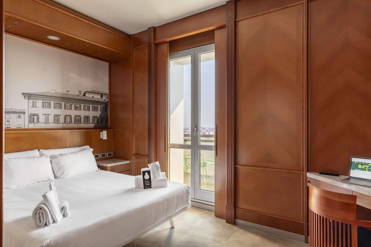 In-room safe, desk, blackout drapes, soundproofing