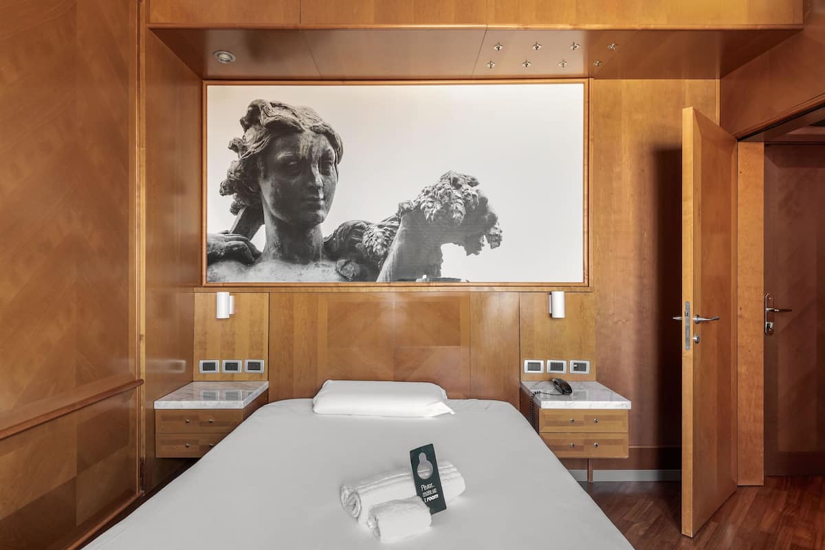 Standard Single Room, Non Smoking | In-room safe, desk, blackout drapes, soundproofing