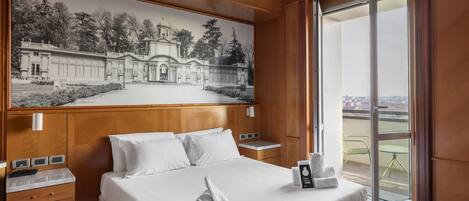 Caja de seguridad en la habitación, escritorio y cortinas blackout