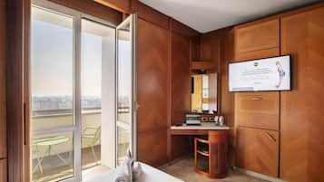 Een kluis op de kamer, een bureau, verduisterende gordijnen