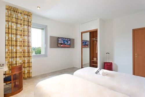In-room safe, desk, blackout drapes, soundproofing