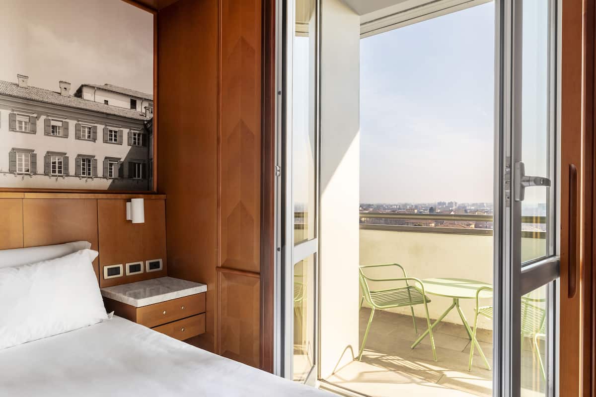 Doppia Standard, non fumatori, terrazzo | Una cassaforte in camera, una scrivania, tende oscuranti