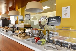 Colazione a buffet, servita tutte le mattine (7.9 EUR a persona) 
