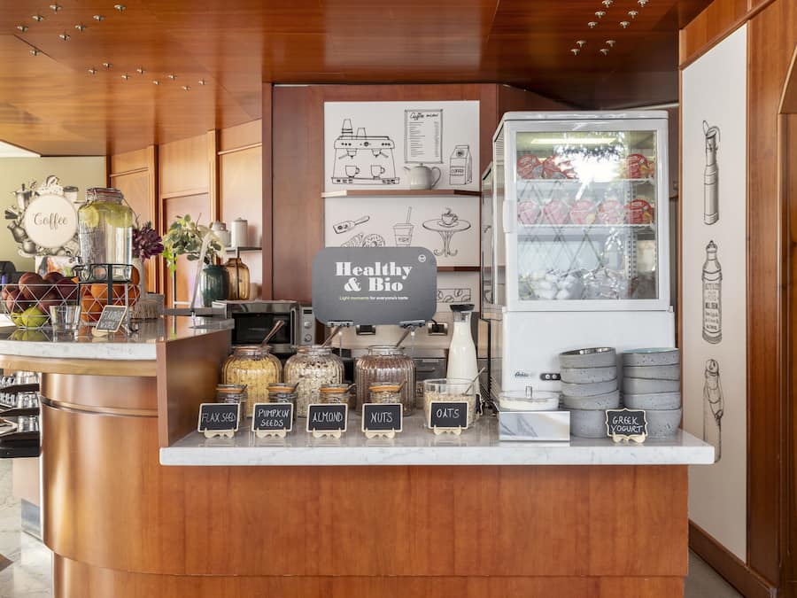 Café da manhã com buffet todos os dias (EUR 7.9 por pessoa)