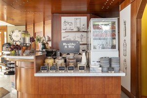 Café da manhã com buffet todos os dias (EUR 7.9 por pessoa) 