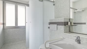 Set di cortesia gratuito, asciugacapelli, bidet, asciugamani