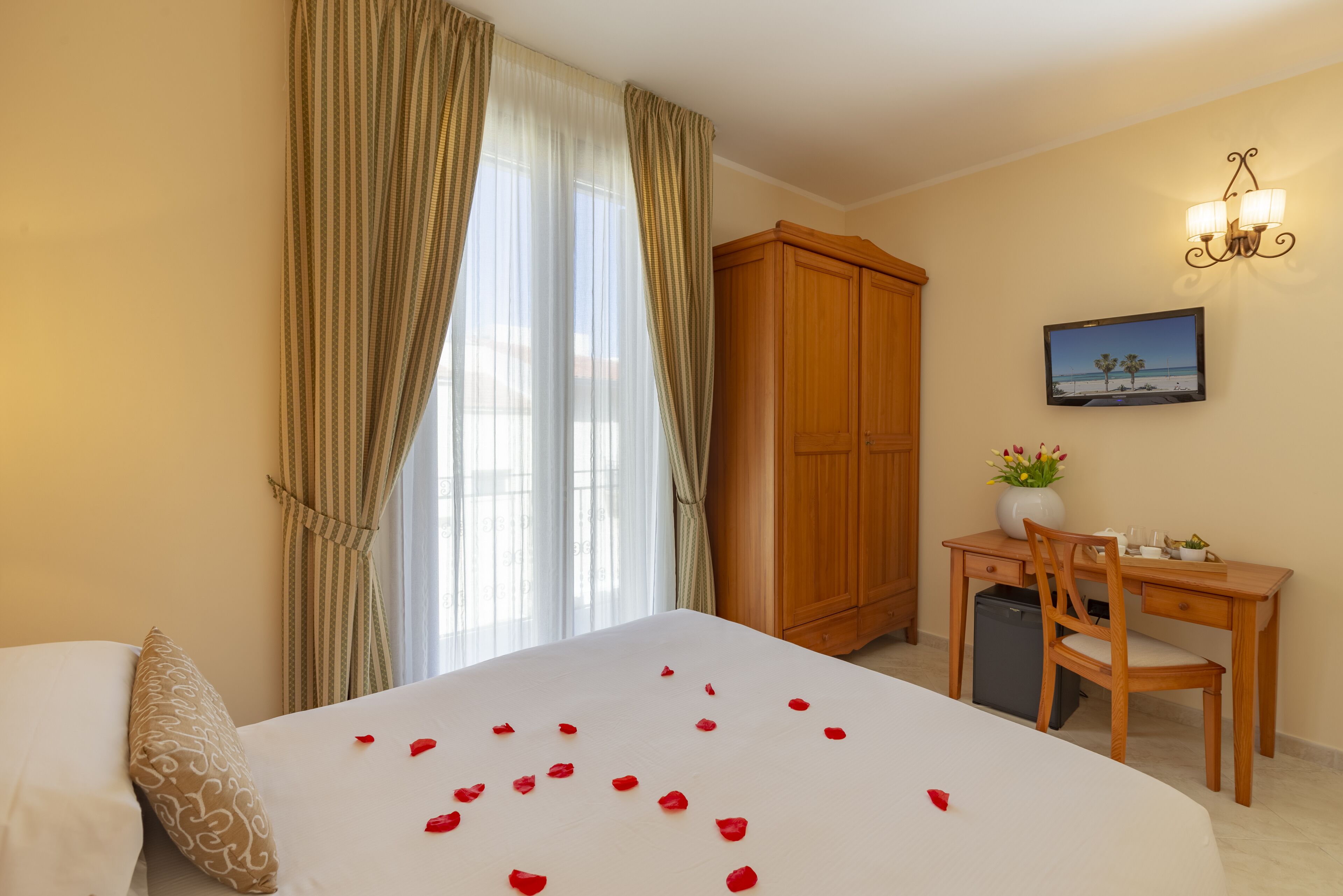 Comfort tweepersoonskamer | Pillowtop-bedden, een minibar, een kluis op de kamer, een bureau