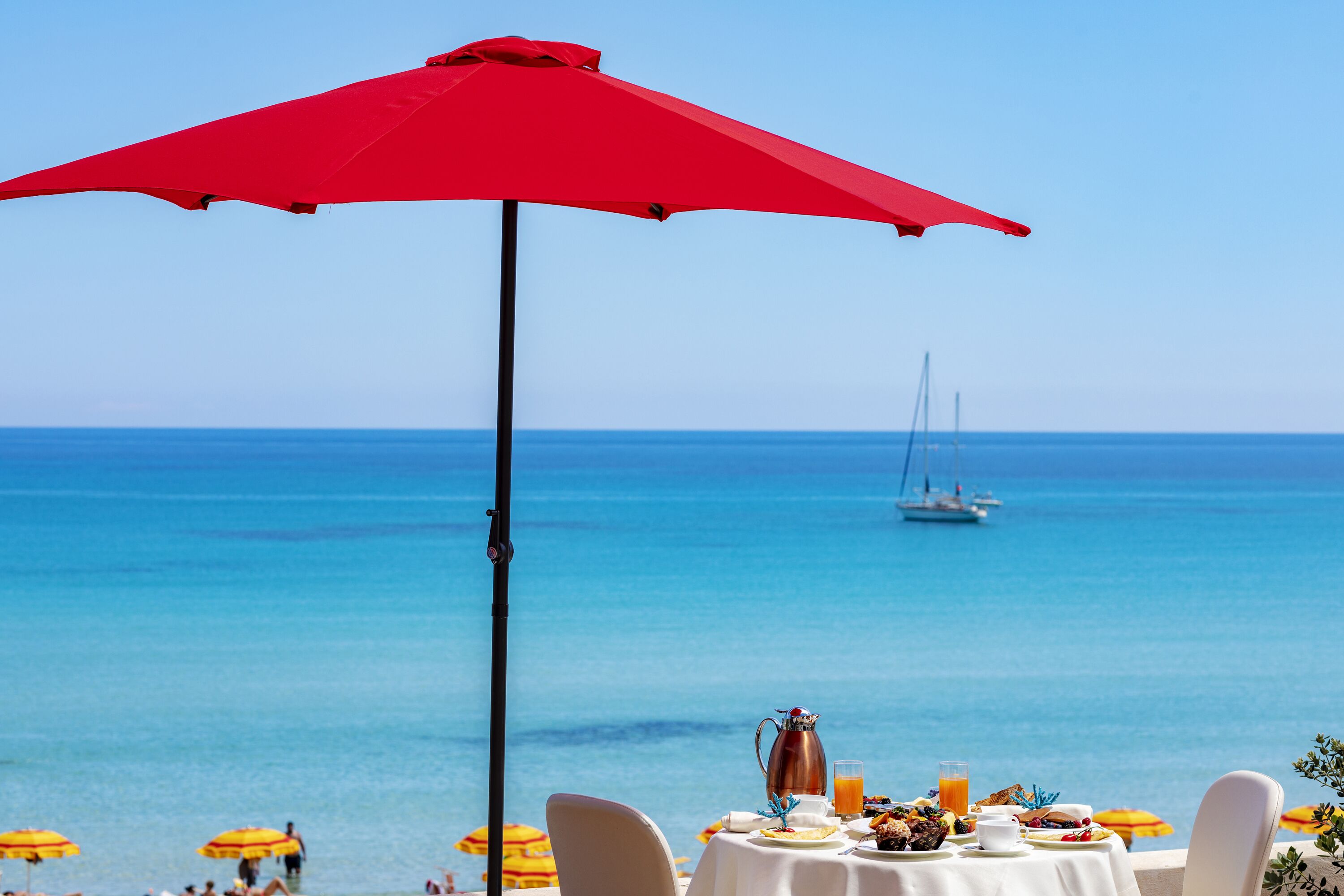 Petit déjeuner, dîner et brunch servis sur place, vue sur la plage