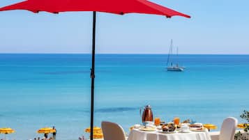 Frokost, middag og brunsj serveres, utsikt mot stranden