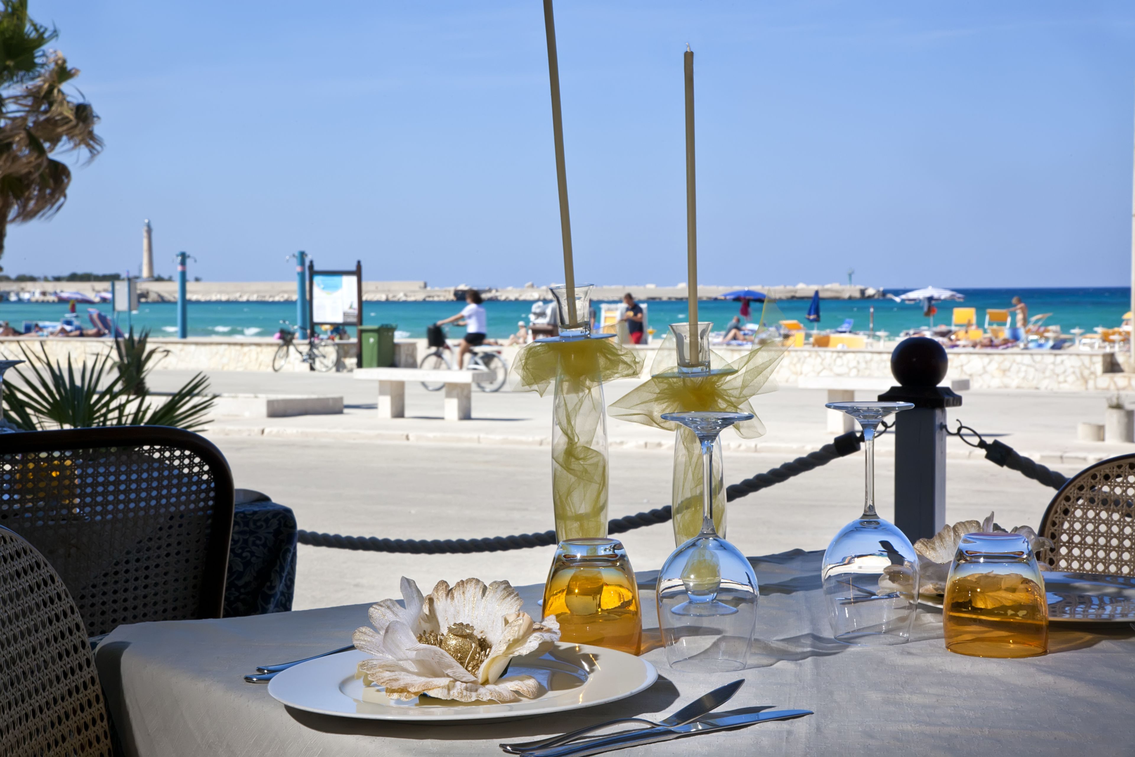 Mesa para dos con vista al mar y al océano.