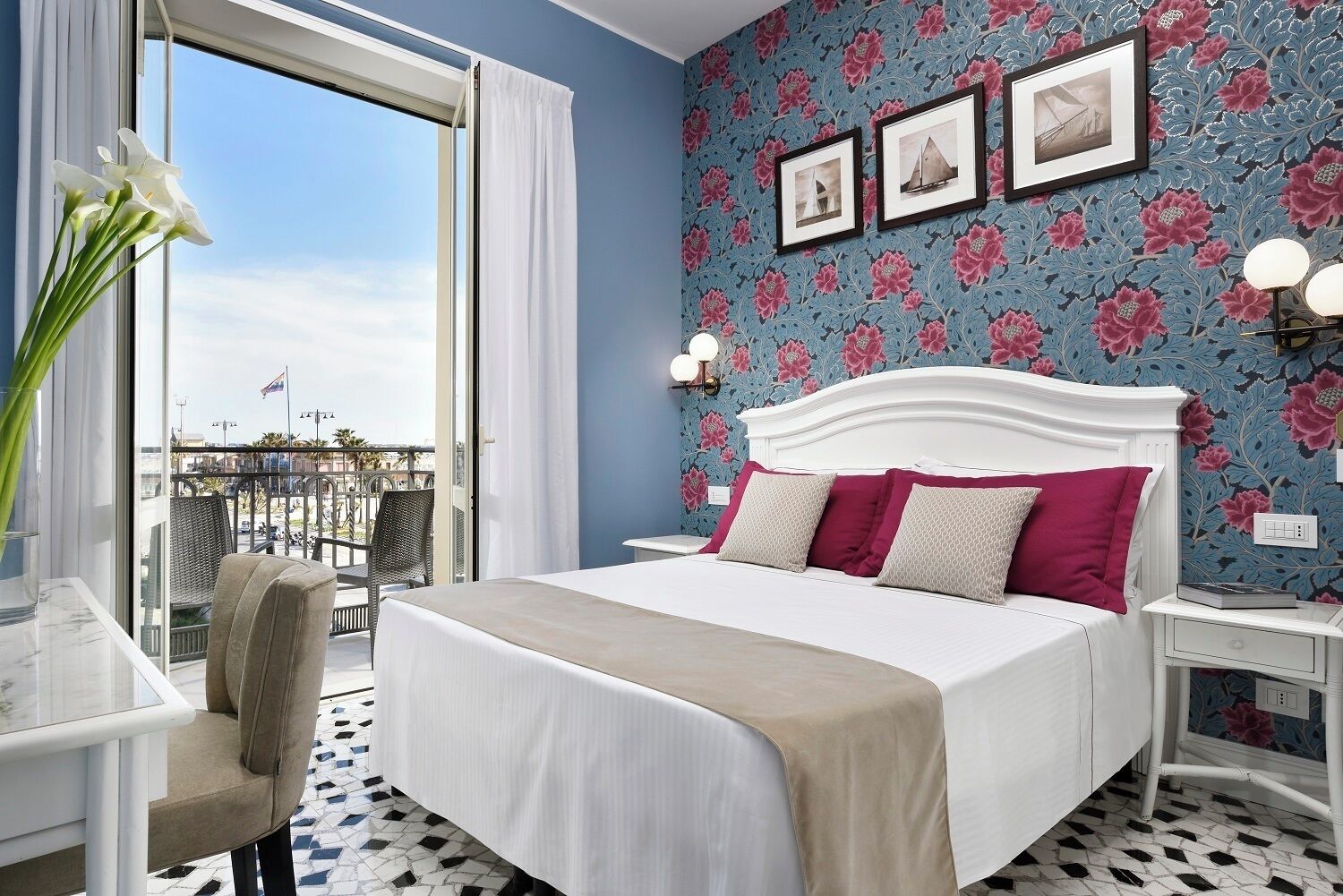 Dobbeltrom – classic, balkong, delvis sjøutsikt | Sengetøy av topp kvalitet, minibar, safe på rommet og skrivebord