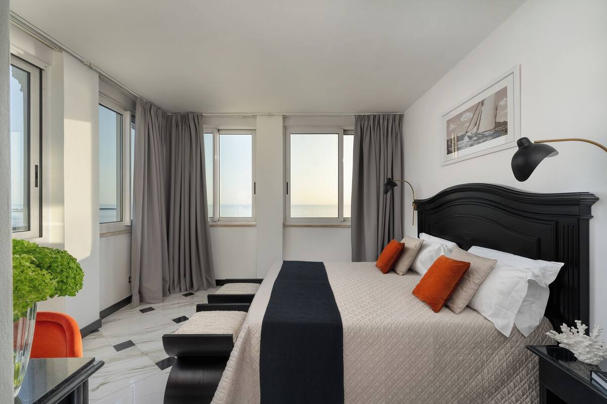 Panoramic Double Room, sea view | 高級寢具、迷你吧、客房內保險  箱、書桌