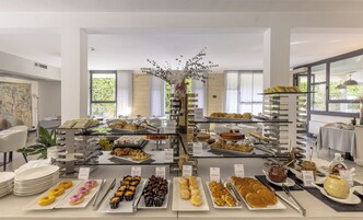 供应早餐、午餐和晚餐，地区菜