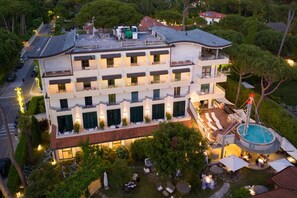 A multi-story hotel with balconies, a swimming pool, and outdoor seating areas. - Hotel Acapulco (Forte dei Marmi)