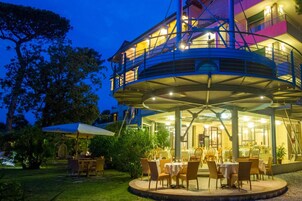 Breakfast, lunch, dinner served; Regional cuisine 