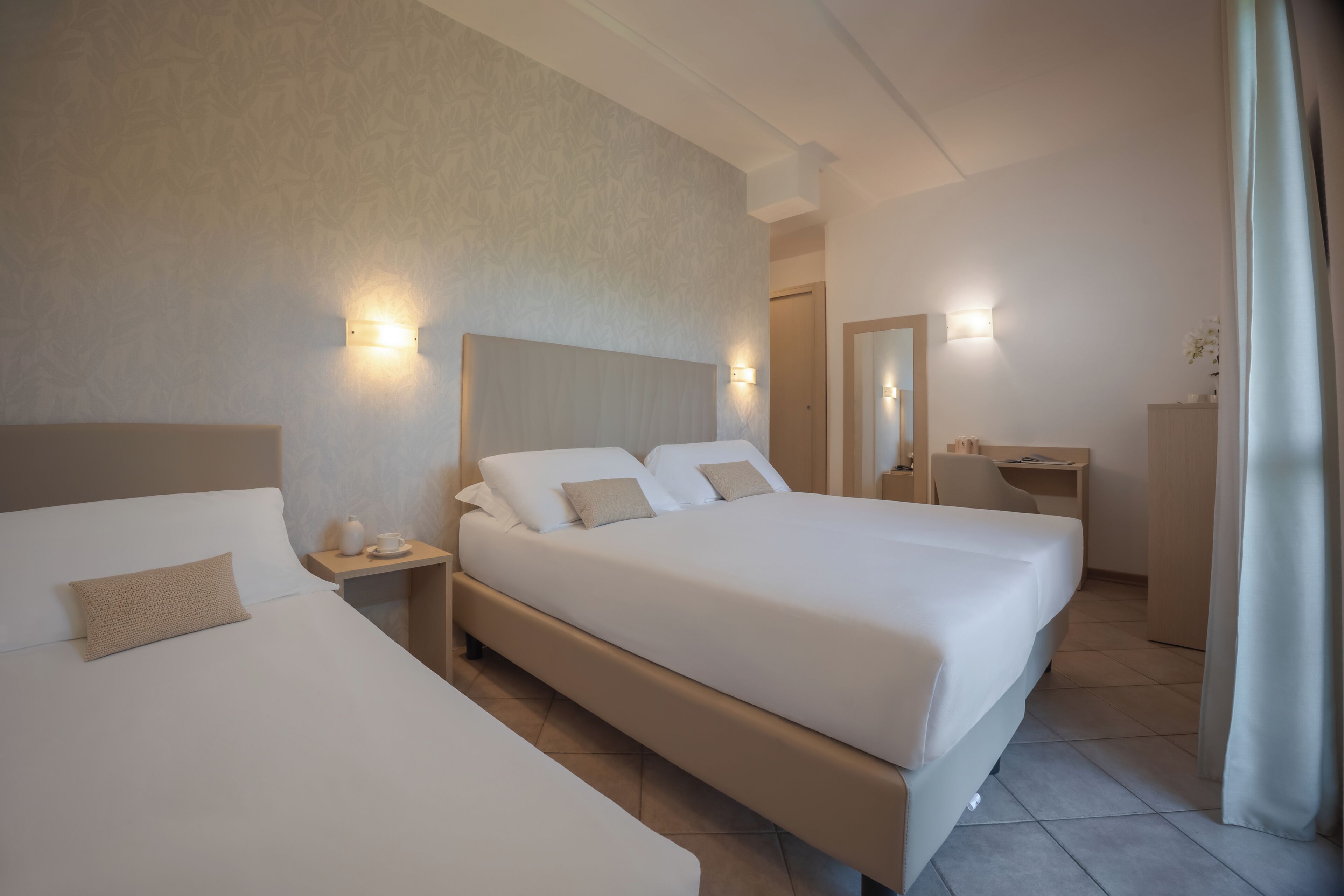 Quarto triplo superior | Edredons de pluma, cofres nos quartos, escrivaninha, Wi-Fi de cortesia