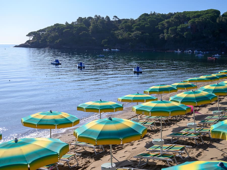 Private beach, beach umbrellas, beach bar