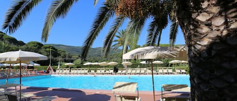 Piscina stagionale all'aperto, ombrelloni da piscina, lettini