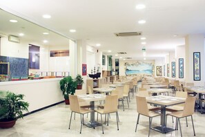 تقديم الإفطار والغداء والعشاء