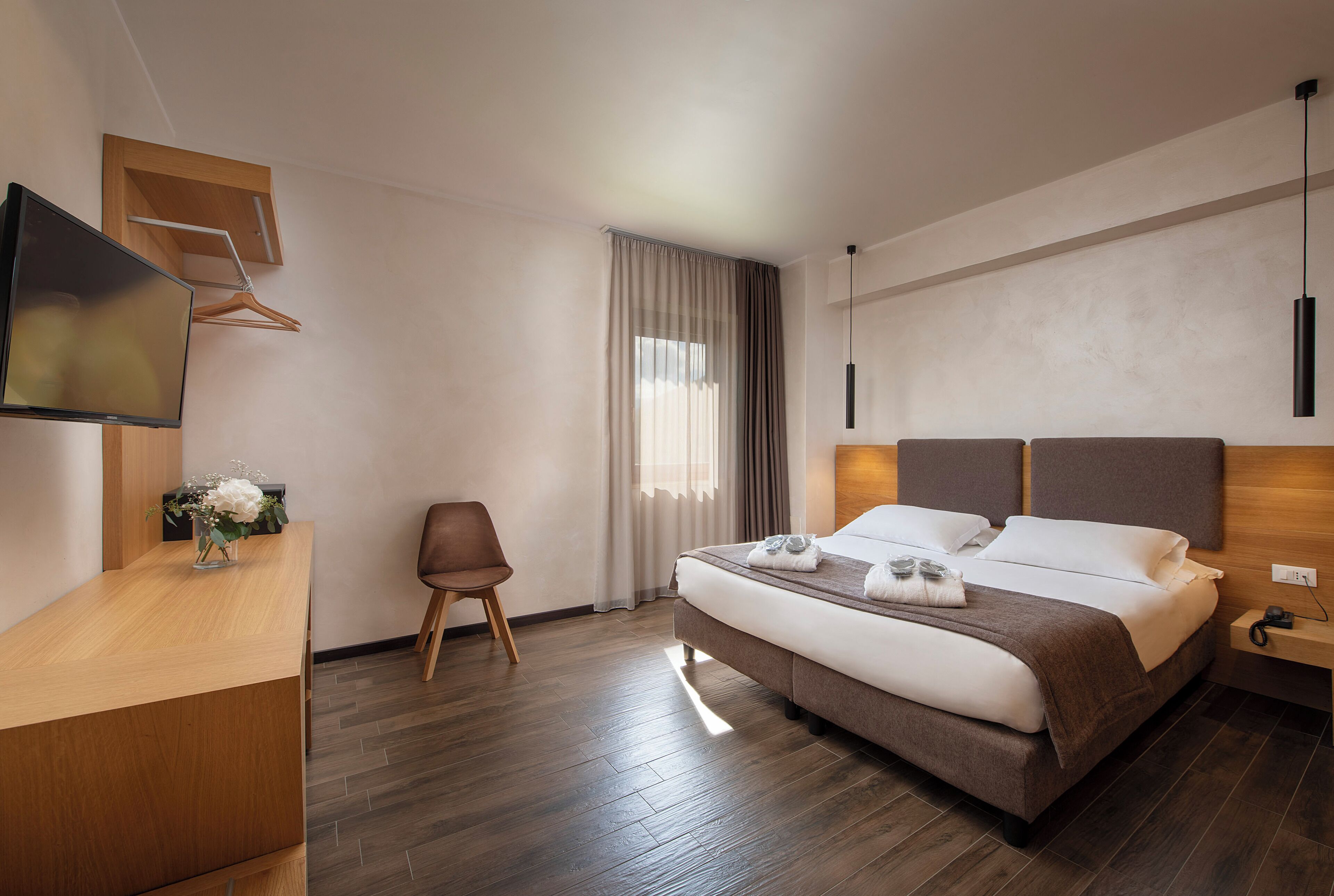 Quarto casal superior | Edredons de pluma, frigobar, cofres nos quartos, escrivaninha