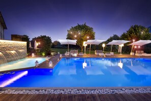 Una piscina al aire libre de temporada, cabañas de piscina (de pago)
