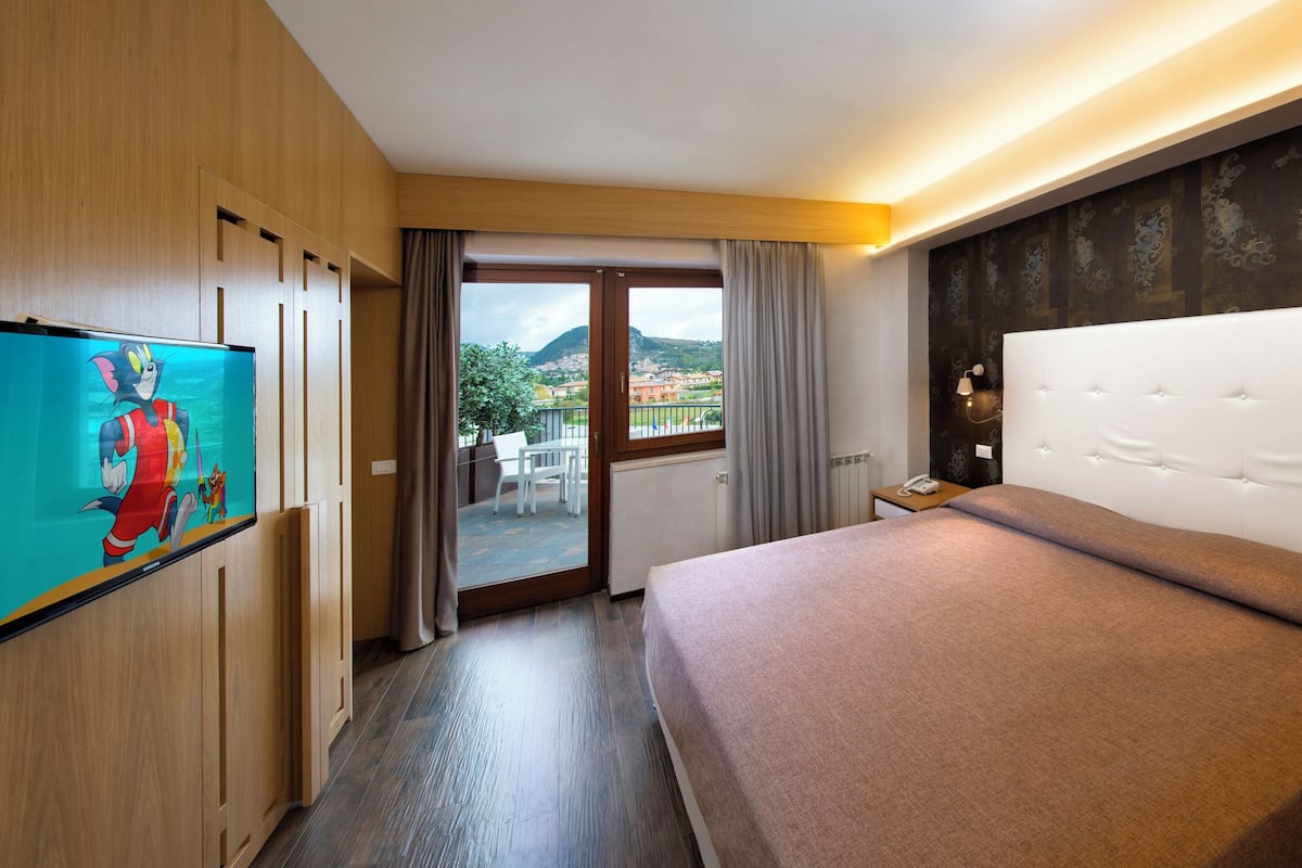 Suite | Dundyner, minibar, safe på rommet og skrivebord