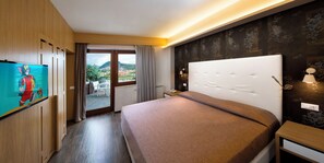 Suite | Edredón, minibar, caja de seguridad en la habitación y escritorio 