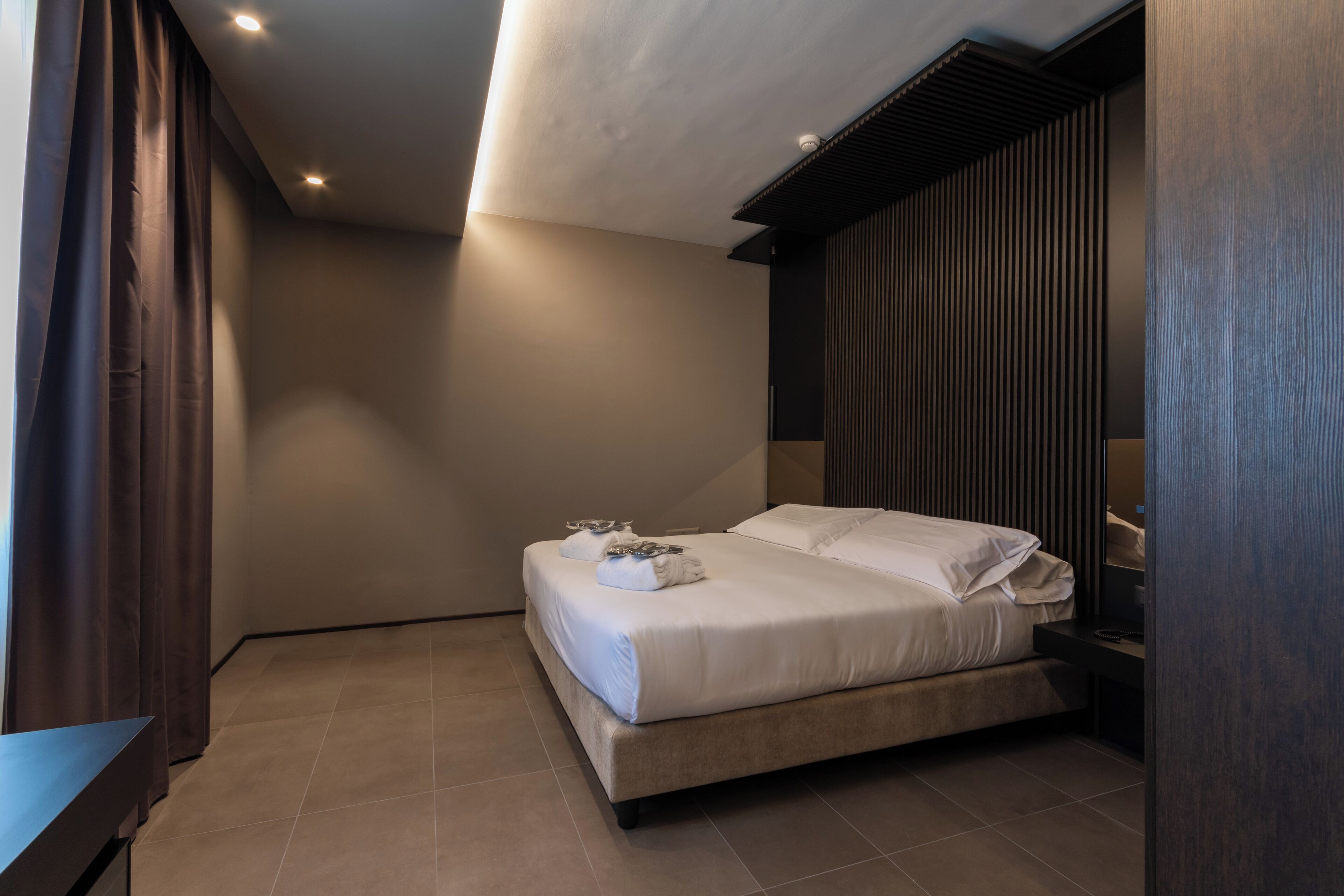 Quarto quádruplo executivo | Edredons de pluma, frigobar, cofres nos quartos, escrivaninha