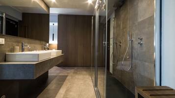 Baño | Secadora de cabello, bidet, toallas, jabón