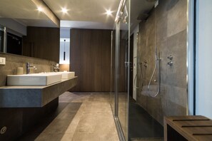 Baño | Secador de pelo, bidé, toallas y jabón
