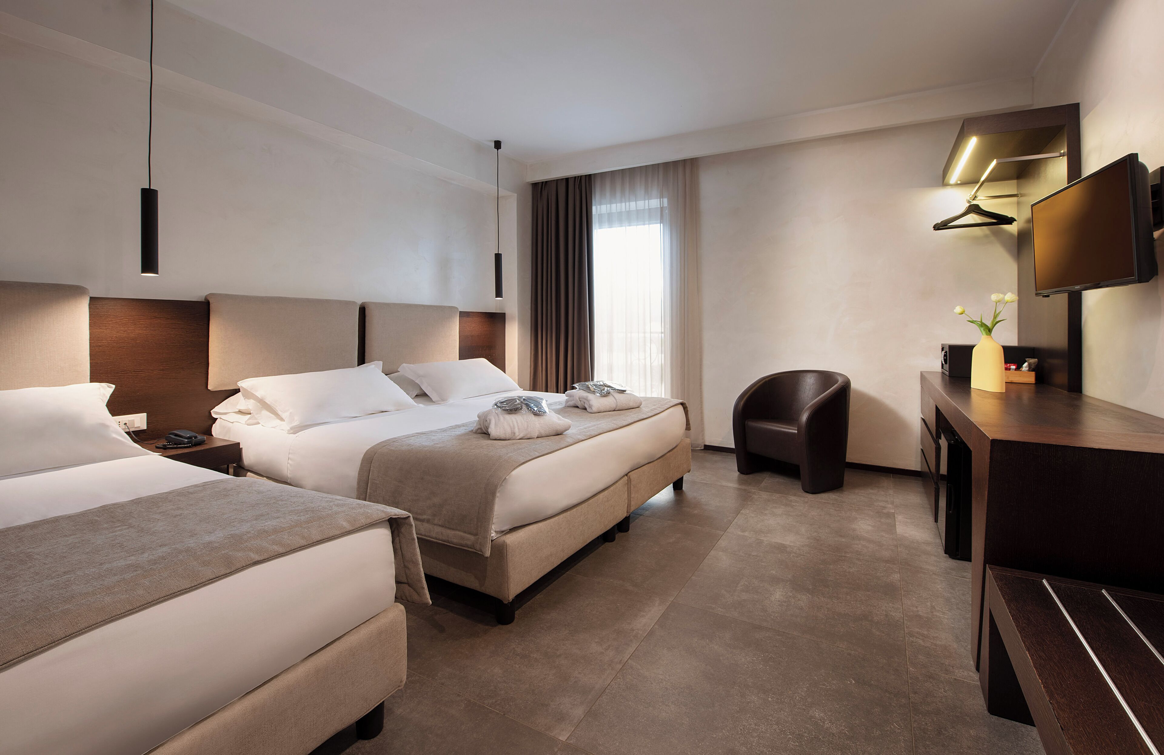 Quarto triplo superior | Edredons de pluma, frigobar, cofres nos quartos, escrivaninha