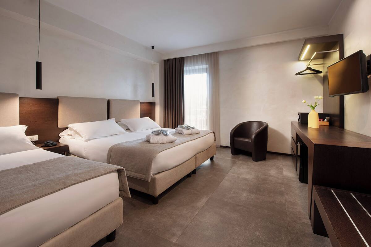 Chambre Triple Supérieure | 1 chambre, couette en duvet d'oie, minibar