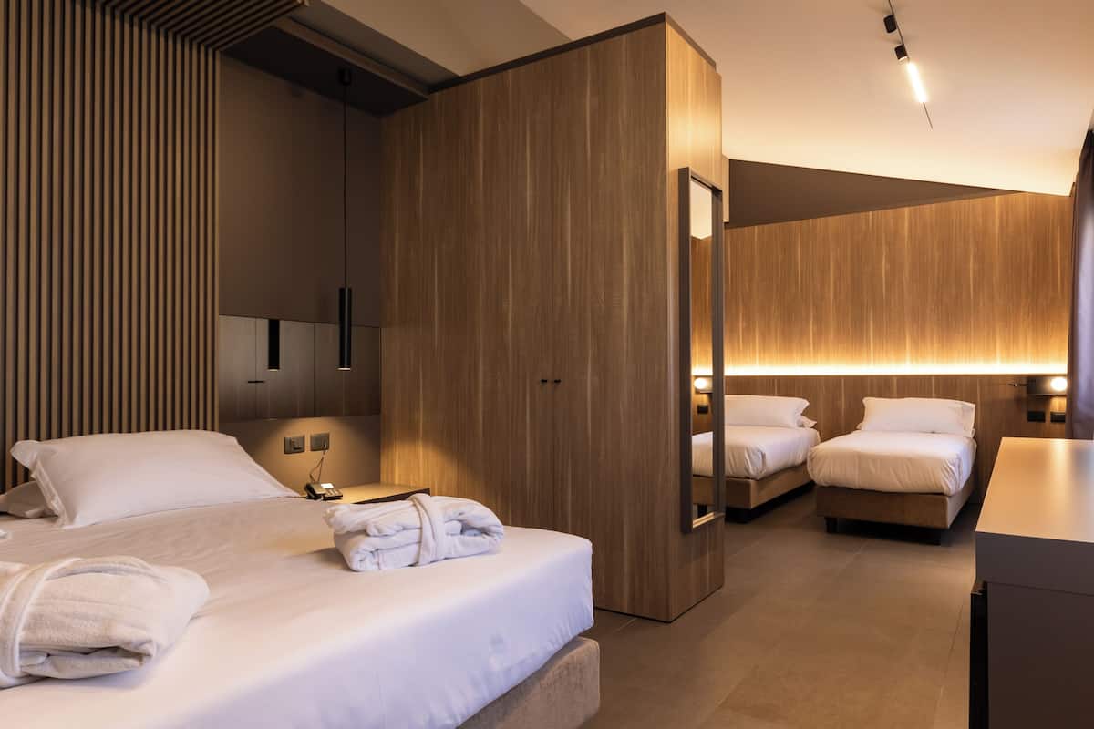 Tomannsrom – executive | Dundyner, minibar, safe på rommet og skrivebord